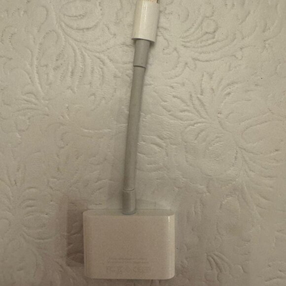 Apple HDMI to Lighting Adapter - Picture 2 of 3